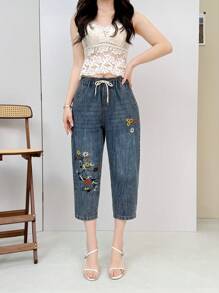 Pantalones cortos vaqueros de estilo casual para mujer con un hermoso patrón de bordado, fáciles de lavar a máquina, adecuados para el verano, jeans casuales con flores bordadas.