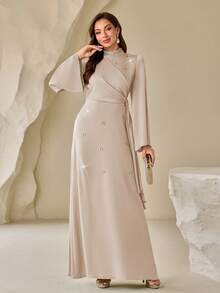 Đầm nữ màu trơn cổ đứng, trang trí ngọc trai giả, chất liệu giả satin, thắt eo bên hông, kiểu dáng thanh lịch, thích hợp cho mùa xuân. - Màu be - Xem 3