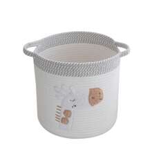 Un cestino portaoggetti con stampa di giraffa - perfetto per organizzare vestiti, panni bavaglino, formula per bebè e bottiglie, con pratiche maniglie per il trasporto.