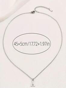 Um colar com pingente em formato de letra, elegante, moderno, requintado, personalizado e neutro em termos de gênero, para homens e mulheres.