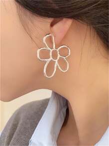 1 paire de boucles d'oreilles vintage en métal ajouré en forme de fleur pour femmes, style européen et américain pour les soirées, les voyages et les banquets. Accessoires de bijouterie.