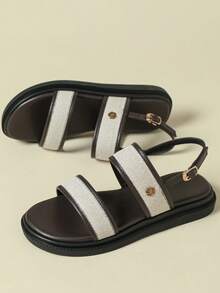 Giày sandal đế dày có khóa cài mới năm 2026 dành cho nữ, kiểu dáng tối giản phối màu retro, phong cách boho, hở mũi, thoải mái, đế xuồng, chống trơn trượt, thích hợp cho mùa hè, giày thể thao chấm bi bằng vải canvas, quai sau khoét rỗng, màu nâu sô cô la, mũi tròn, kiểu dáng thể thao với nút kim loại, cỡ 33 nhỏ, cỡ 34 nhỏ, cỡ 42 lớn, cỡ 41-43 dành cho nữ cỡ lớn. - Màu nâu Sô-cô-la - Xem 4