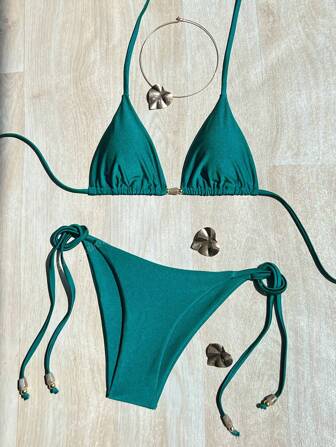 Bikini de traje de baño para playa y resort en color burdeos con detalles dorados y con cuentas