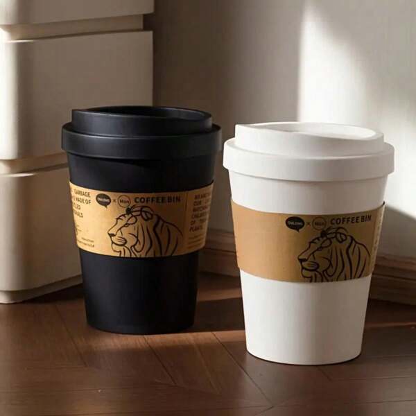 Elegante cubo de basura con diseño de taza de café con tema de león, en negro y blanco, con tapa sellada contra olores, de plástico, ideal para decoración del hogar, oficina y cocina, opción de regalo elegante, accesorios para barra de café, con estética moderna y construcción de plástico