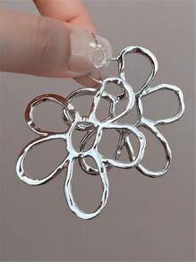 1 paire de boucles d'oreilles vintage en métal ajouré en forme de fleur pour femmes, style européen et américain pour les soirées, les voyages et les banquets. Accessoires de bijouterie.