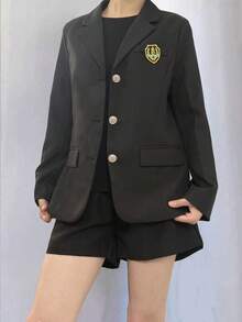 Nueva ropa de mujer para primavera-otoño | Blazer negro de uniforme JK original, chaqueta de traje formal con solapa de estilo universitario para damas. Presenta un diseño de 3 botones con insignias exquisitas, emanando un "aura de del campus". Con un diseño de hombros regular, es versátil tanto para estilos dulces como agresivos, adecuado para el campus, ir y venir, salidas, sesiones de fotos y citas. También puede servir como ropa de calle o de festival. (Las insignias se distribuyen al azar.)