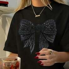 CAMISETA DE CUELLO REDONDO MANGA CORTA IDEAL PARA TI  CON ESTAMPADO DE MOÑO LENTEJUELA NEGRO .