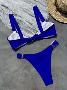 女士纯色环扣比基尼套装。采用高弹亲肤面料，穿着舒适。宽肩带方领设计，修饰肩颈线条，正面和侧面的环扣更添精致感。高腰泳裤优化身材比例。柔和的奶油色清新奢华，是度假和海边休闲的理想之选，也是打造迷人海滩造型的完美选择。 - 寶藍色 - 查看 5