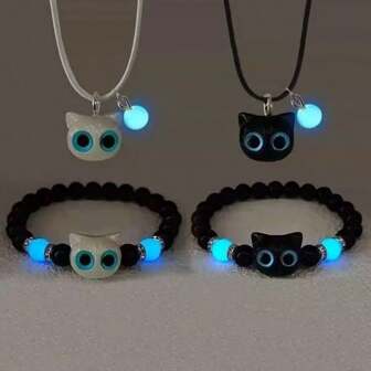 Un conjunto de pulsera y collar con cuentas de gato que brillan en la oscuridad, perfectos para uso diario, parejas, fiestas y como regalos para aniversarios y festividades. Pulsera y collar de pareja de gatos acrílicos blancos y negros con cuentas que brillan en la oscuridad, pulseras luminosas de ojos grandes de gato para mujeres, hombres, niñas y niños