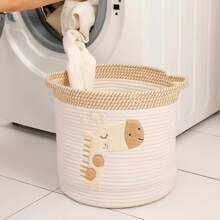 Un cestino portaoggetti con stampa di giraffa - perfetto per organizzare vestiti, panni bavaglino, formula per bebè e bottiglie, con pratiche maniglie per il trasporto.