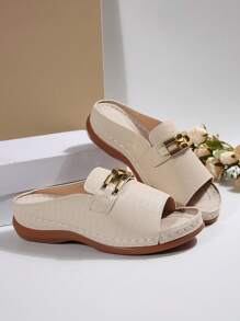 Sandalias de cuña beige con estampado en relieve, talla grande de 36 a 43, de moda casual de verano, con cadena metálica para uso diario y exterior, plataforma cómoda de PU con suela gruesa y diseño de patrón aleatorio para mujer