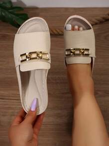 Sandalias de cuña beige con estampado en relieve, talla grande de 36 a 43, de moda casual de verano, con cadena metálica para uso diario y exterior, plataforma cómoda de PU con suela gruesa y diseño de patrón aleatorio para mujer