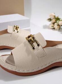Sandalias de cuña beige con estampado en relieve, talla grande de 36 a 43, de moda casual de verano, con cadena metálica para uso diario y exterior, plataforma cómoda de PU con suela gruesa y diseño de patrón aleatorio para mujer