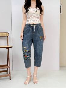 Pantalones cortos vaqueros de estilo casual para mujer con un hermoso patrón de bordado, fáciles de lavar a máquina, adecuados para el verano, jeans casuales con flores bordadas.