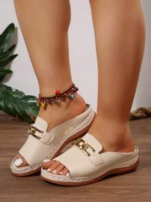 Sandalias de cuña beige con estampado en relieve, talla grande de 36 a 43, de moda casual de verano, con cadena metálica para uso diario y exterior, plataforma cómoda de PU con suela gruesa y diseño de patrón aleatorio para mujer