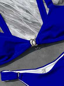 女士纯色环扣比基尼套装。采用高弹亲肤面料，穿着舒适。宽肩带方领设计，修饰肩颈线条，正面和侧面的环扣更添精致感。高腰泳裤优化身材比例。柔和的奶油色清新奢华，是度假和海边休闲的理想之选，也是打造迷人海滩造型的完美选择。 - 寶藍色 - 查看 3