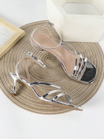 女士银色高跟凉鞋，细跟，搭扣带，简约设计，6厘米高，舒适时尚