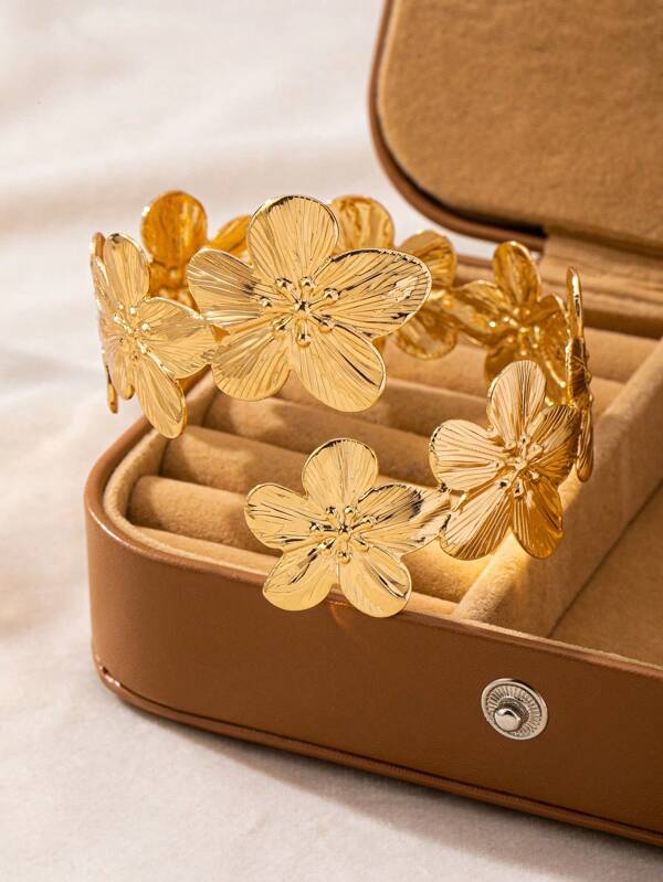 Brazalete abierto con flor dorada, joyería con brazalete para mujer como accesorio
