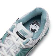 Nike 女士休闲鞋 W ZOOM VOMERO 5，轻便舒适运动鞋，低帮简约轻便日常旅行鞋 HF1877-101 - 山峰白/金屬銀/狼灰/白金色/大砲灰/黑 - 查看 6