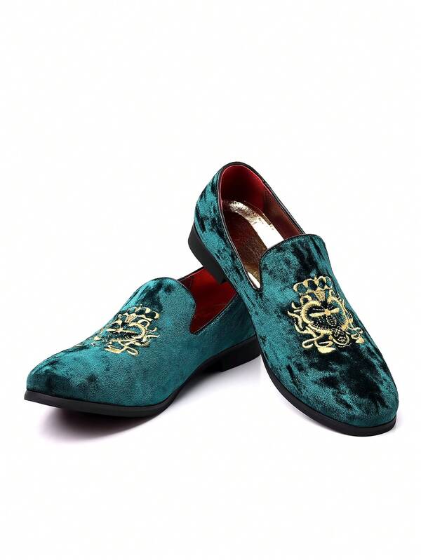 زوج من الحذاء الكاجوال الكوري المطرز للرجال، موديل جديد مرن وعملي من الحذاء المسطح