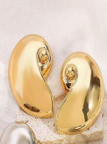 1 Pair Of Gold Seashell Earrings, With Modern And Artistic Design, Suitable For Wearing At Fashion Or Art Events, An Elegant Gift For Those Pursuing Unique Accessories