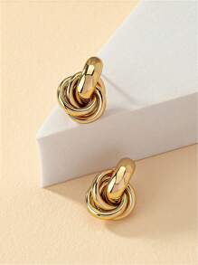 A Pair Of ​Elegant And Geometric Double-Circle Earrings For Women, Featuring A ​Vintage-Inspired Design With ​Personality And ​Retro Charm. These ​Ear Studs Are Perfect For ​Wedding Banquets, Balls, Music Festivals, And Festive Occasions, Combining ​Fashion-Forward Aesthetics With ​Timeless Sophistication To Elevate Any Ensemble.