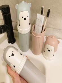 1 كوب فرشاة أسنان محمول بشكل دب كرتوني، حامل فرشاة أسنان بلاستيكي محمول بطراز إسكندنافي، مناسب للسفر والمنزل وديكور الحمام، حامل فرشاة أسنان صيفي، صندوق فرشاة أسنان، حقيبة فرشاة أسنان محمولة متعددة الوظائف خفيفة الوزن، صندوق تخزين فرشاة الأسنان، مناسب للسفر والتخييم والنادي الرياضي والمدرسة، حامل فرشاة أسنان للسفر، كوب شطف للسفر، كوب فرشاة أسنان، طقم حامل فرشاة الأسنان والمعجون، ديكور حمام المنزل، صيفي