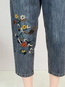Pantalones cortos vaqueros de estilo casual para mujer con un hermoso patrón de bordado, fáciles de lavar a máquina, adecuados para el verano, jeans casuales con flores bordadas.