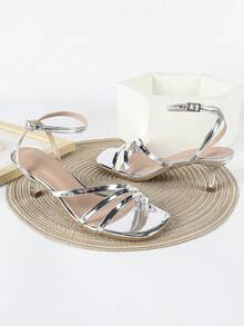 女士银色高跟凉鞋，细跟，搭扣带，简约设计，6厘米高，舒适时尚