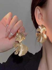1 Par de Brincos Únicos em Formato de Folha Dourada, Apresentando Design de Beleza Natural, Adequado para Usar em Várias Ocasiões da Moda, Um Presente Elegante para Quem Aprecia Joias Inspiradas na Natureza