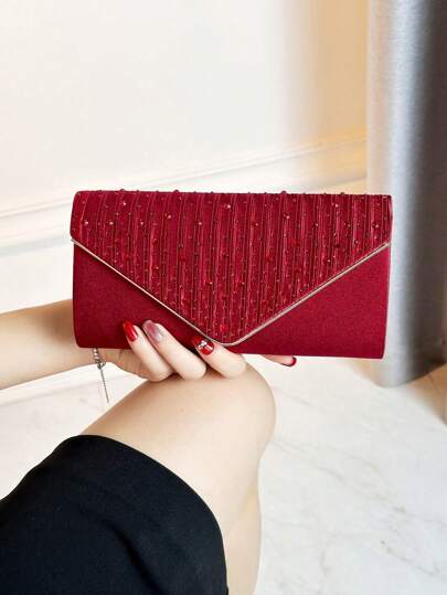 Esta deslumbrante e luxuosa bolsa de noite apresenta um design de aba quadrada, adornada com strass brilhantes, complementada por pérolas artificiais e detalhes plissados. Para meninas, mulheres e noivas que adoram festas, é a escolha ideal para festas, casamentos, bailes de formatura, jantares ou banquetes. Também serve como um presente perfeito para o Dia dos Namorados.