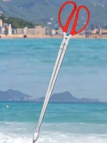 一副耐用多功能钳，直齿、弯齿、加长齿。这款多功能工具采用红色手柄设计，适用于家居装饰、户外垂钓、海钓、采摘、收集柴火和垃圾、切香蕉、添加冬季壁炉材料等多种用途。