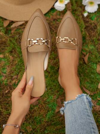 Zapatos mule de punta afilada color caqui otoño 2025 con decoración de hebilla metálica, diseño de mocasín de grano de lagarto, zapatos planos sin respaldo elegantes y versátiles para mujer