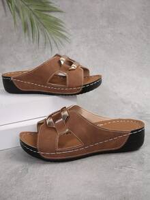 大码女士时尚镂空金属装饰坡跟凉鞋，棕色休闲一脚蹬凉鞋，适合夏季户外、沙滩、日常穿着