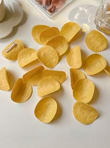 12 pièces/set Clips cheveux amusants en forme de chips de pommes de terre, design inspiré des chips, frais pour l'été. Convient aux filles et aux femmes, dégage une douce odeur. Matériau léger, confortable à porter. Peut ajouter un charme ludique aux styles de princesse douce et mignonne décontractée, vous faisant être le centre d'attention.