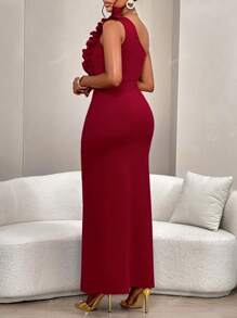 Vestido elegante y encantador con diseño de volantes asimétricos en los hombros, fruncido y abertura lateral, perfecto para fiestas, citas, cenas formales o eventos de gala como el Día de San Valentín, de la marca Amarilo, colección Otoño e Invierno 2024 de unicolor para mujer