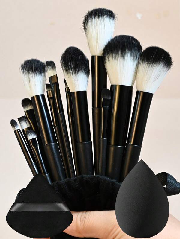 Nuevo set de 15 piezas de brochas de maquillaje que incluye 13 brochas negras + 2 esponjas negras de maquillaje para sombras de ojos, base, BB cream, corrector, rubor, polvos - herramientas de maquillaje suaves y todo en uno, adecuado para principiantes, de apariencia elegante y brochas de maquillaje duraderas, con soporte, portátil, excelente regalo para mujeres y niñas