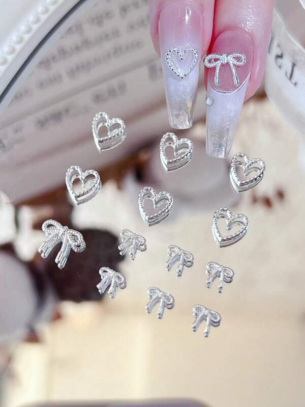 50 Peças de Mini Suprimentos de Laço para Unhas, Acessórios de Ferramenta de Unha Acrílica Longa/Curta para Pequenos Laços, Unhas de Estilo Fada de Primavera e Verão, Decoração de Maquiagem de Unha Falsa de Liga Metálica Prateada em Forma de Coração Oco, Pingente de Unha DIY Feito à Mão com Laço, Encantos de Unha, Gemas de Unha