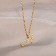 Collier pendentif lettres alphabet couleur or pour femmes. Chaîne de bijoux pour le cou avec 26 lettres pendantes en acier inoxydable. Accessoire de mode pour femmes.