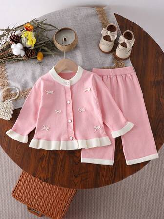 2 件女婴可爱白色蝴蝶结针织开衫上衣和白色饰边针织裤套装