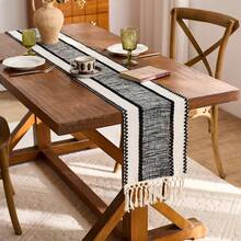 Khăn trải bàn sọc đen phong cách Boho: Được dệt thủ công với tua rua, phù hợp với bàn ăn mùa xuân, bàn cà phê tròn và trang trí theo phong cách nhà nông thôn, hoàn hảo cho tiệc cưới, tiệc ngoài trời và trang trí ngày Valentine. Thiết kế hình chữ nhật phù hợp với trang trí nhà cửa và phòng ăn, có thể dùng làm vật trang trí trung tâm bàn ăn nhà bếp, phụ kiện trang trí bàn và trang trí nhà nông thôn mộc mạc. Chất liệu dệt đẹp mắt, bền chắc. - màu đen - Xem 7