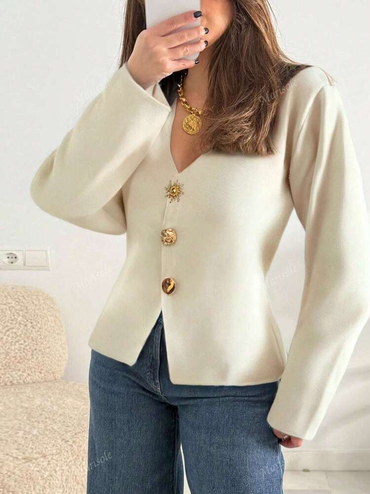 Nouveau style pour femmes, Top à manches longues avec boutons métalliques asymétriques et divers, col V unicolore vintage. Pull élégant et avec fente à l'ourlet, parfait pour les déplacements quotidiens. Automne et hiver.