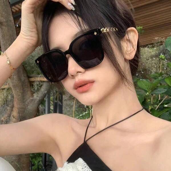 A Retro ,  Fashion Personality High-End .