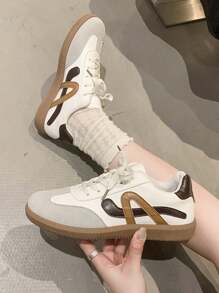 Nouvelles baskets décontractées légères et confortables à fond plat pour femmes 2025