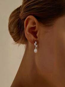 1 Coppia di Delicati Orecchini a Goccia di Perle Dorate per Donne, Orecchini a Perno Placcati in Oro 14K con Foglia di Zirconia Cubica d'Acqua Dolce alla Moda, Leggeri e Ipoallergenici, Regalo per Damigelle d'Onore, Ballo di Diploma, Matrimonio