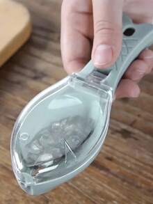 And Quick Way To Remove Fish Skin - Plastic Fish Scale Scraper - A Tool For Simple Kitchen Cleaning - Halloween, Christmas And New Year Kitchen Supplies - A Gift For Fishing Friends, Relatives And Acquaintances