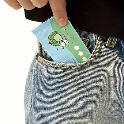 50 片便携式旅行湿巾 - 无纺布，易于携带露营和户外活动包，可爱卡通设计，包括纸巾架，户外卫生 | 充满活力的包装 | 紧凑设计湿巾