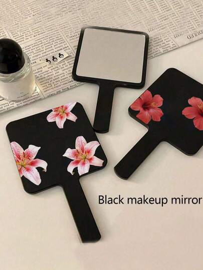 1个印花方形化妆镜，便携式手持旅行化妆镜，方便补妆，是送给家人和女性朋友的绝佳生日礼物。适用于化妆、房间装饰、梳妆台、旅行、卧室等场合。也可用于化妆配件、化妆镜、迷你镜、便携镜、小镜子、手持镜等。价格实惠，是圣诞礼物、化妆工具、廉价好物、礼物、送给女性的礼物、圣诞礼物、赠品、旅行必备品等场合。
