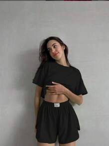 2 件女式新款微透明柔软舒适休闲运动沙滩套头衫圆领短袖侧开衩阔腿短裤套装，适合家居服