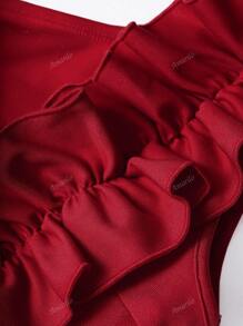 Vestido elegante y encantador con diseño de volantes asimétricos en los hombros, fruncido y abertura lateral, perfecto para fiestas, citas, cenas formales o eventos de gala como el Día de San Valentín, de la marca Amarilo, colección Otoño e Invierno 2024 de unicolor para mujer
